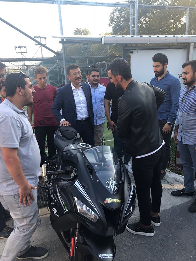 Sofuoğlu'nun motosikletini 10 kişi zor taşıdı