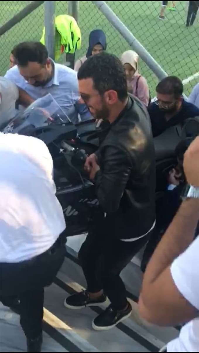 Sofuoğlu'nun motosikletini 10 kişi zor taşıdı