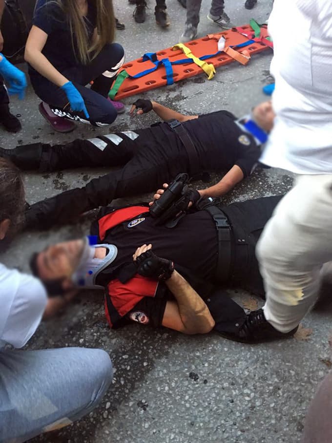 Kamyonet yunus polisleriyle çarpıştı