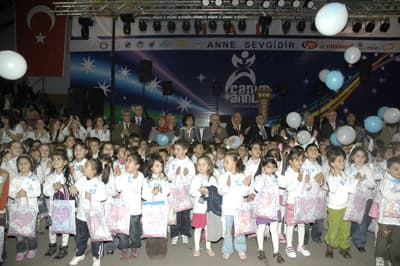 <font face="Arial" size="2">Canım Annem Resim Yarışması Organizasyon Komitesi başkanı Dr. Turgay Şenen, canlı performans &ouml;ncesinde bir a&ccedil;ılış konuşması yaptı. Şenen, konuşmasında etkinliğin &ouml;nemini vurgularken, organizasyona destek verenlere de teşekk&uuml;r etti. <br />Turgay Şenen &ouml;zetle şunları s&ouml;yledi: <br /><br /></font><font color="#333399"><font size="2"><font face="Arial">&ldquo;Bug&uuml;n 101 okul &ouml;ncesi eğitim kurumundan 1266 katılımcı arasından&nbsp; &ouml;n elemeyi ge&ccedil;miş 250 minik ressamın sevincini, &ouml;z g&uuml;venini, yaratıcılığını, &uuml;retkenliğini i&ccedil;imizde hissediyoruz.</font></font></font>