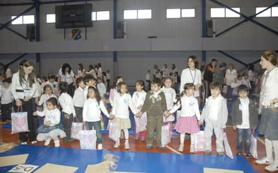 <font size="2"><font color="#333399"><font face="Arial">Bu organizasyona katılan t&uuml;m katılımcılara katılım sertifikası verildi ve eserleri B&uuml;y&uuml;kakten K&uuml;lt&uuml;r Merkezi'nde sergilendi <br />Bug&uuml;nk&uuml; canlı performans sonu&ccedil;ları 1 Mayıs 2009'da basında ve<strong> </strong></font></font></font><a href="http://www.annemresimyarismasi.com/"><font face="Arial" size="2" color="#333399"><strong>www.annemresimyarismasi.com</strong></font></a><font size="2"><font face="Arial"><font color="#333399"> adlı web sayfasında yayımlanacak. &Ouml;d&uuml;lleri 10 Mayıs&nbsp; 2009 Anneler G&uuml;n&uuml;'nde saat 14'de yine Atat&uuml;rk Spor Salonu'nda anne sevgisi ş&ouml;leninde verilecek. &Ccedil;ocuklarımız yapacakları programla annelerine en g&uuml;zel hediyeyi verecekler. Hepinizi s&uuml;rprizlerle dolu bu ş&ouml;lene de bekliyoruz&rdquo;</font> </font></font>
