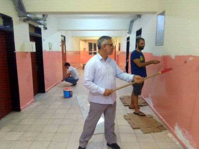 Fedakar öğretmenler okullarını kendileri boyadı