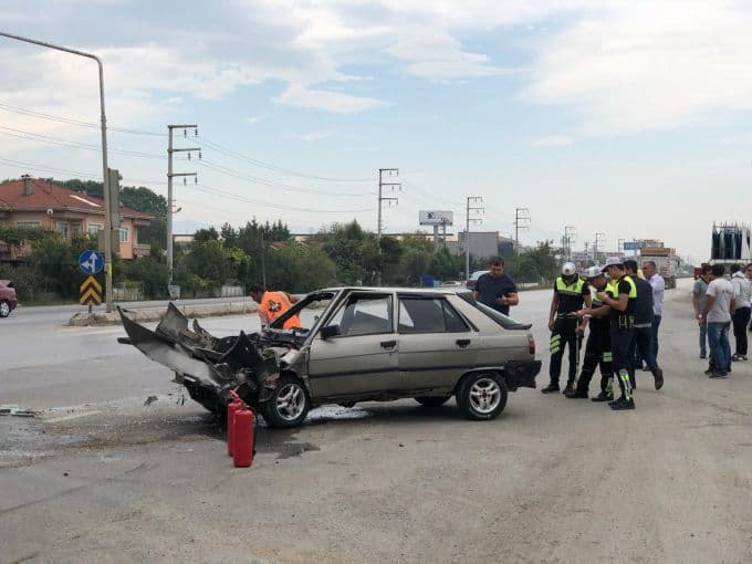 Eşini hastaneye götürürken kaza yaptı