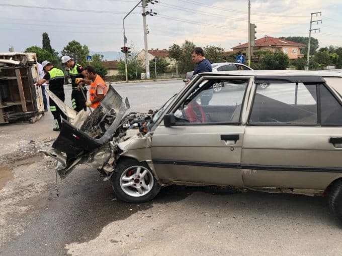 Eşini hastaneye götürürken kaza yaptı