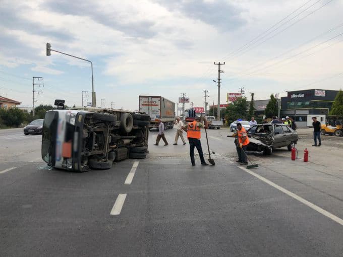 Eşini hastaneye götürürken kaza yaptı