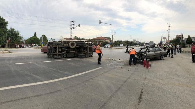 Eşini hastaneye götürürken kaza yaptı