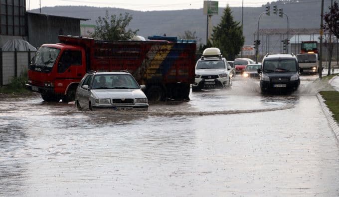 Sakarya'da sağanak yağış hayatı olumsuz etkiledi