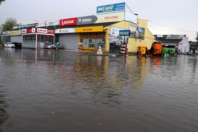 Sakarya'da sağanak yağış hayatı olumsuz etkiledi