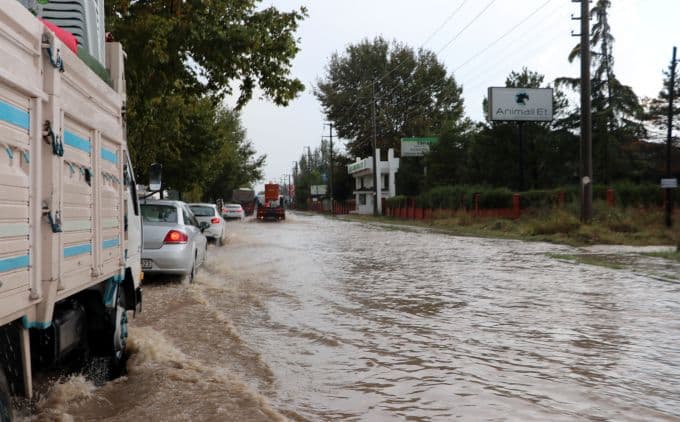 Sakarya'da sağanak yağış hayatı olumsuz etkiledi