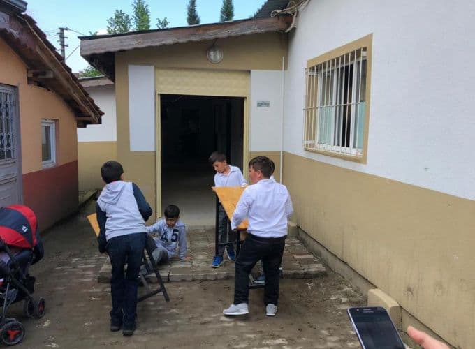 Okuldaki eksiklikler çok olunca, veliler ateş püskürdü