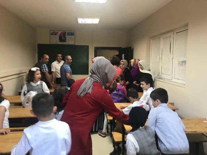 Okuldaki eksiklikler çok olunca, veliler ateş püskürdü