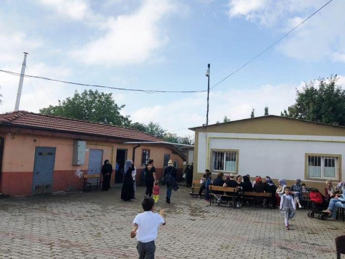 Okuldaki eksiklikler çok olunca, veliler ateş püskürdü
