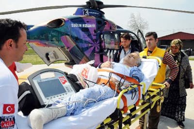 <font size="2"><font face="Arial"><strong>Ambulans Talebinde Bulundular</strong><br /><br />Bunun &uuml;zerine 112 hızır acil sevk i&ccedil;in helikopter ambulans talebinde bulundu. Talebin iletilmesinin ardından Sağlık Bakanlığı'na ait hava ambulansı İstanbul'dan yola &ccedil;ıktı. Bu arada Sakarya Eğitim ve Araştırma Hastanesi'nde bulunan hasta ambulansla helikopterin ineceği Toyotasa İlk Yardım ve Travmatoloji Hastanesi'ne sevk edildi.</font></font>