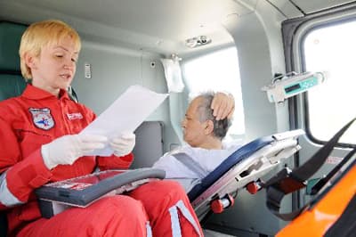<strong><font face="Arial" size="2">Şimdiye Kadar Gitmiştik</font></strong> <p><font size="2"><font face="Arial">Helikopter pistine getirilen hasta, 30 dakika ambulans i&ccedil;inde helikopterin gelmesini bekledi. Hasta yakınları normal bir ara&ccedil;la 45 dakikada gidilen, kara ambulansının 20 dakikada nakledebileceği hastalarının pistte yarım saat bekletilmesine tepki g&ouml;sterdi. Hasta yakınının oğlu, Murat Hasanoğlu,<font color="#333399"> &quot;Yarım saattir burada helikopter ambulansı bekliyoruz. Babamın i&ccedil;inde bulunduğu ambulansla şimdiye kadar hastaneye gitmiştik.&quot;</font> dedi.</font></font></p>