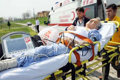 <strong><font face="Arial" size="2">Nihayet Helikopter Geldi</font></strong> <p><font face="Arial" size="2">Uzun s&uuml;ren bekleyişin ardından helikopterin piste inmesiyle kara ambulansında bekleyen hasta helikoptere alındı. Hasta daha sonra Kocaeli &Uuml;niversitesi Tıp Fak&uuml;ltesi Hastanesi'ne sevk edildi.</font></p><p><font face="arial,helvetica,sans-serif" size="2">Helikopter ambulansla sevk edilen hastanın Bağ Kur emeklisi olduğu ve pazar g&uuml;n&uuml;nden beri Sakarya Eğitim ve Araştırma Hastanesi Kalp Damar Cerrahisi Servisi'nde tedavi g&ouml;r&uuml;ğ&uuml; kaydedildi.<br /></font></p>