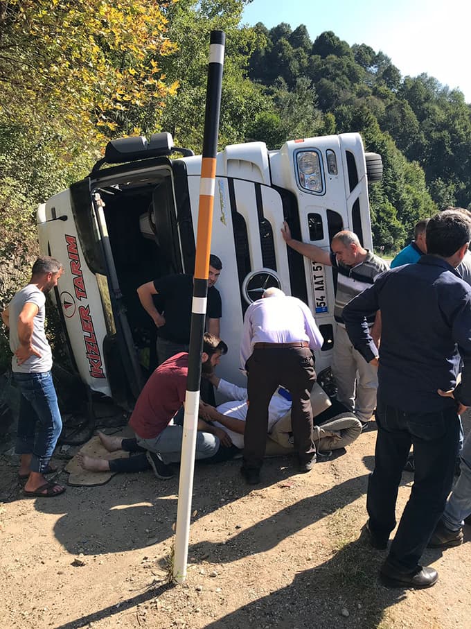 Sakarya'da soda yüklü tanker devrildi