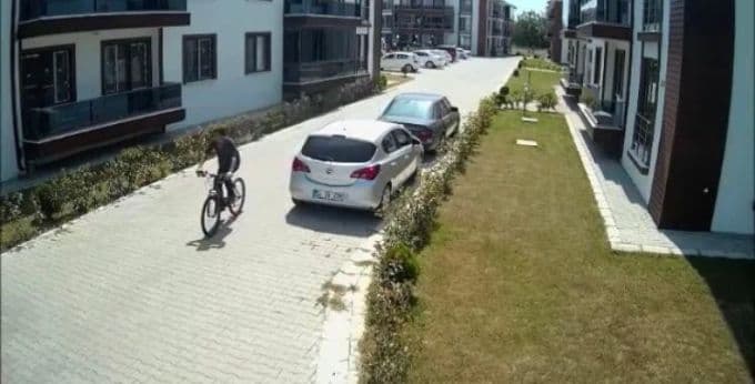 Elini kolunu sallaya sallaya hırsızlık yaptı