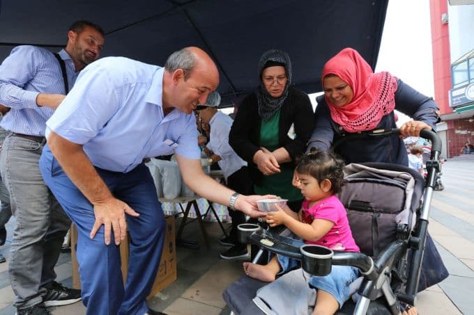 Adapazarı Belediyesi 10 bin kişilik aşure dağıttı