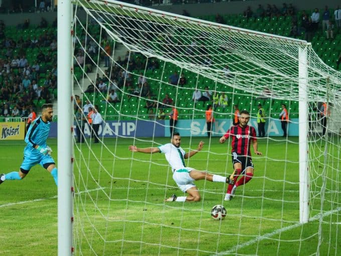 Sakaryaspor kendi evinde Utaş Uşakspor'a mağlup oldu