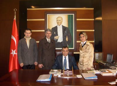 <p><font face="arial,helvetica,sans-serif" size="2"><strong>&lsquo;Onun Adı Efsane Sakarya&rsquo;</strong></font></p><p><font face="arial,helvetica,sans-serif" size="2">SHA yayın y&ouml;netmeni Levent Bayri,&nbsp; Sakaryalılık bilincinin yeterli anlamda hen&uuml;z yerleşmediğini belirterek <font color="#333399">&ldquo;Bu şehirde Sakarya&rsquo;yı T&uuml;rkiye&rsquo;ye tanıtmak adına yapılanlar eksik kalıyor, gayret g&ouml;sterenlere de gerekli destek sağlanmıyor&rdquo;</font> diyerek, s&ouml;z&uuml; Sakarya i&ccedil;in bestelediği ilk ve tek eser olan&nbsp; <font color="#333399">&lsquo;Onun Adı Efsane Sakarya&rsquo;</font> ile tanınan Akif Yener&rsquo;e bıraktı. <br /><br />Yener, &ouml;nceki Vali Nuri Okutan&rsquo;dan bu esere sahip &ccedil;ıkılacağı adına s&ouml;z aldığını, fakat Okutan&rsquo;ın Trabzon&rsquo;a atanması ile ger&ccedil;ekleşmediğini belirterek, on&uuml;&ccedil; yıl &ouml;nce kendisinin yazıp bestelediği eserin klibini, yine kendi &ccedil;abalarıyla ancak ge&ccedil;tiğimiz yıl CD haline getirebildiğini ifade etti.</font></p>