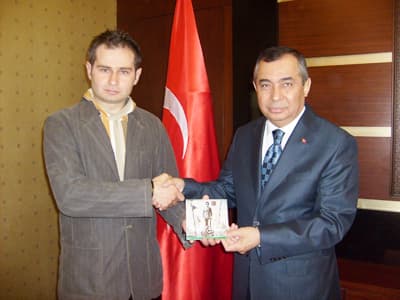 <font face="arial,helvetica,sans-serif"><font size="2"><strong>Destek Bekliyorum</strong><br /><br /></font></font><p><font face="arial,helvetica,sans-serif" size="2">Yener, Sakarya&rsquo;da k&uuml;lt&uuml;rel ve sanatsal alanda yapılan faaliyetlere duyarsız kalındığını dile getirerek,<font color="#333399"> &ldquo;Sakarya i&ccedil;in yazdığım bu şarkı herkes tarafından bilinmesine rağmen, ilimizin tanıtımına katkıda bulunacak bu eserin klip haline getirilmesinde &ccedil;ok b&uuml;y&uuml;k bir emek ve sermaye harcandı.Şimdi idarecilerimizden ilimiz adına bu klip i&ccedil;in destek bekliyorum.&rdquo; </font>diye konuştu. </font></p><p><font face="arial,helvetica,sans-serif" size="2"><strong>Atak,&Ccedil;alışmayı Tebrik Etti</strong></font></p><p><font face="arial,helvetica,sans-serif" size="2">Akif Yener, klibin CD&rsquo;sini imzalayarak Vali Atak&rsquo;a hediye etti. Klibi izleyen Atak, &ccedil;alışmayı daha &ouml;nce de izlediğini ve &ccedil;ok başarılı bulduğunu s&ouml;yledi. Sakarya adına yapılmış bu eserin ilin tanıtımı i&ccedil;in iyi bir fırsat olduğunu dile getiren Vali Atak, sanat&ccedil;ı Yener&rsquo;e Turizm Haftası dolayısıyla İl Turizm ve K&uuml;lt&uuml;r M&uuml;d&uuml;rl&uuml;ğ&uuml; işbirliğinde destek vereceğini s&ouml;yledi. Bu eserin, İl Milli Eğitim M&uuml;d&uuml;rl&uuml;ğ&uuml;&rsquo;nce de desteklenebileceği &ouml;nerisinde bulundu.</font></p><p><br /><font face="arial,helvetica,sans-serif" size="2">Sakarya Haber Ajansı / Yurdag&uuml;l&nbsp; &Ouml;zkalan </font></p>