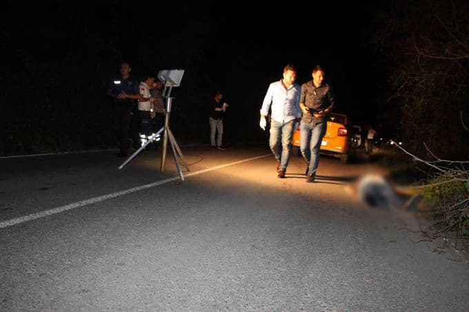 Taksi şoförü aracının yanında ölü bulundu