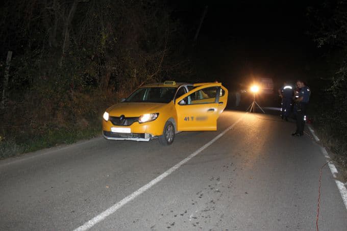 Taksi şoförü aracının yanında ölü bulundu