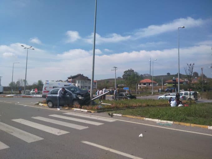Limandere kavşağında iki otomobil birbirine girdi