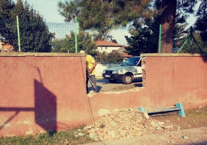 O okuldaki sıkıntılara müdür eli değdi