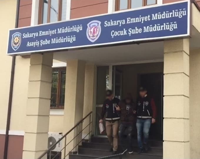 Sadaka kutusunu çalan hırsız kameraya yakalandı