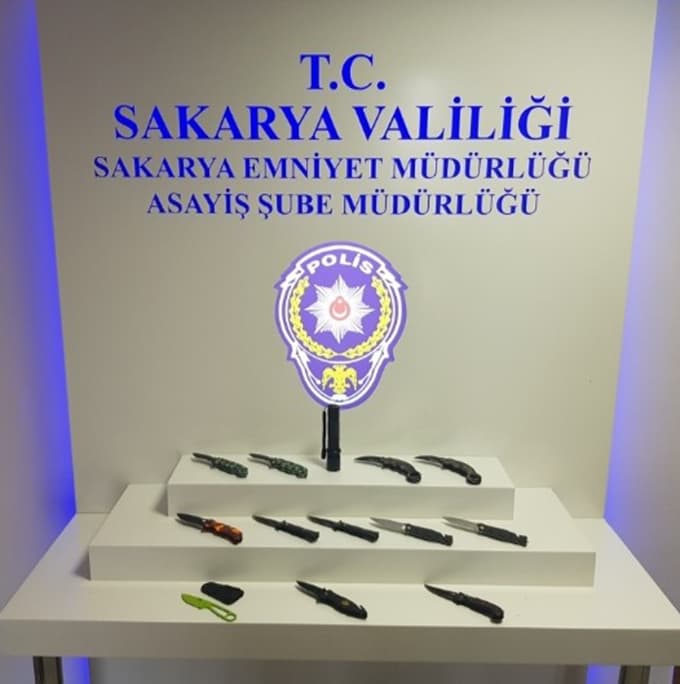 Sakarya'da yakalanan şahsın üzerinden 12 bıçak çıktı