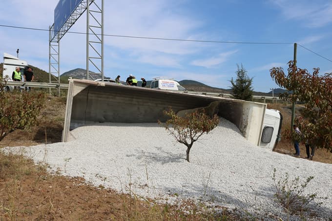 Kaza yapan kamyon şoförü kalp masajı ile hayata tutundu 