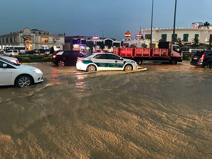 Şehir yağmura teslim oldu