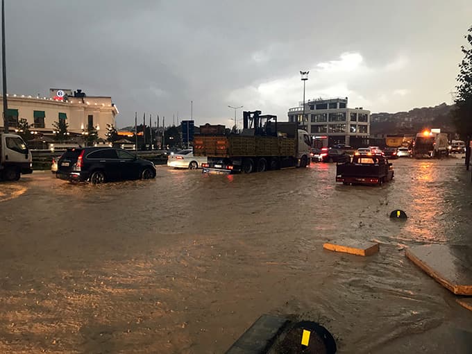 Şehir yağmura teslim oldu
