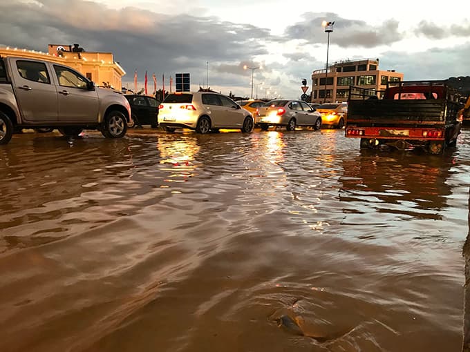 Şehir yağmura teslim oldu