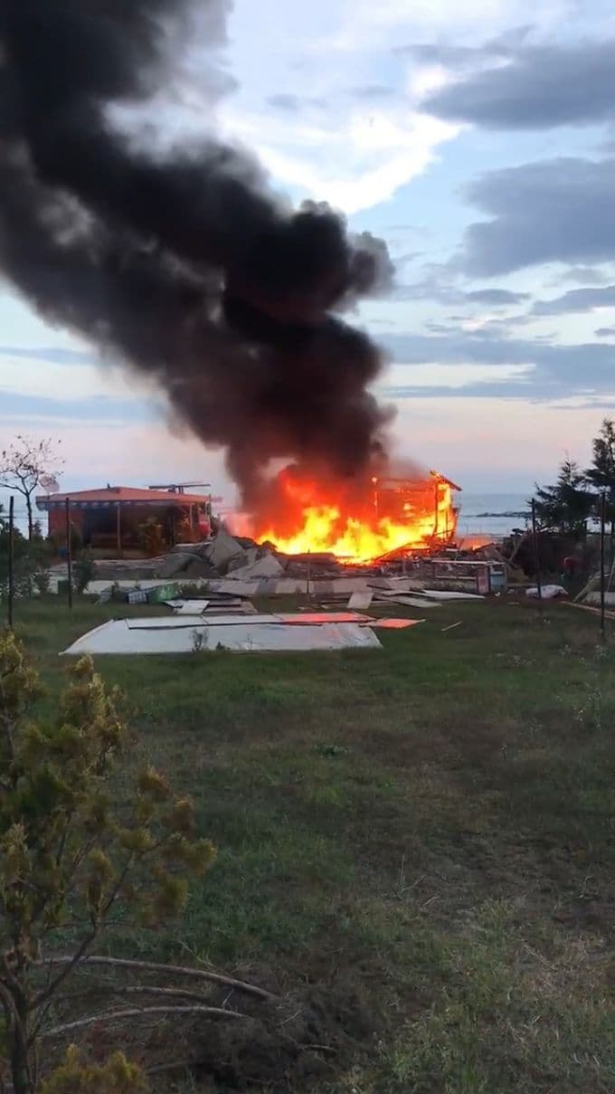 Sahilde bulunan büfesini kendi elleriyle yaktı