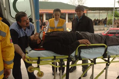 Otomobil Bariyerlere Çarptı: 1 Yaralı