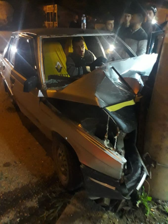 Kontrolden çıkan otomobil elektrik direğine çarptı