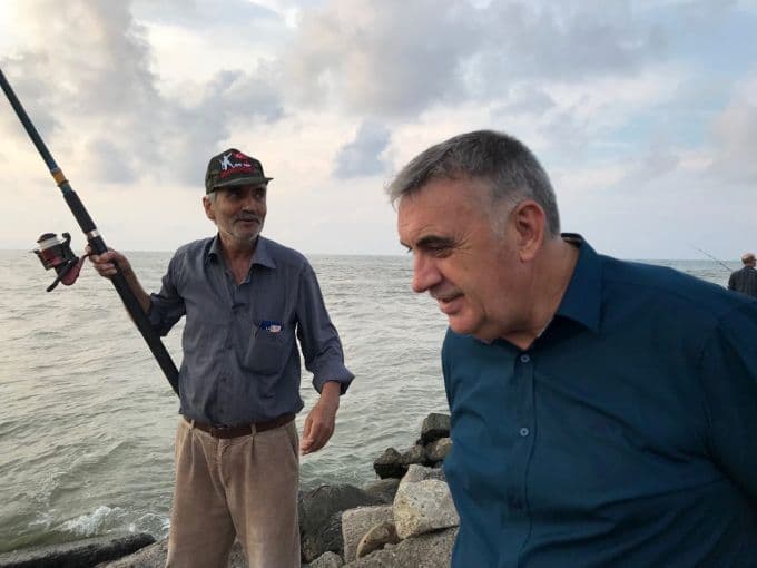 Başkan Toçoğlu, denize olta salladı