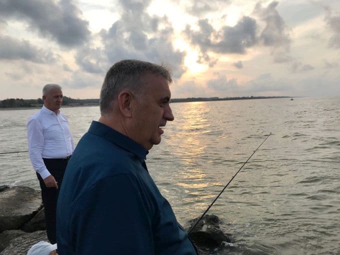 Başkan Toçoğlu, denize olta salladı