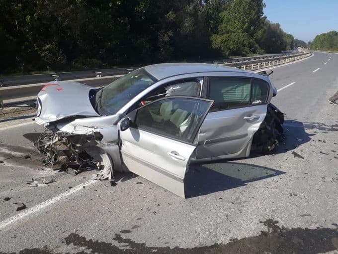 Karasu'da iki otomobil çarpıştı: 3 yaralı