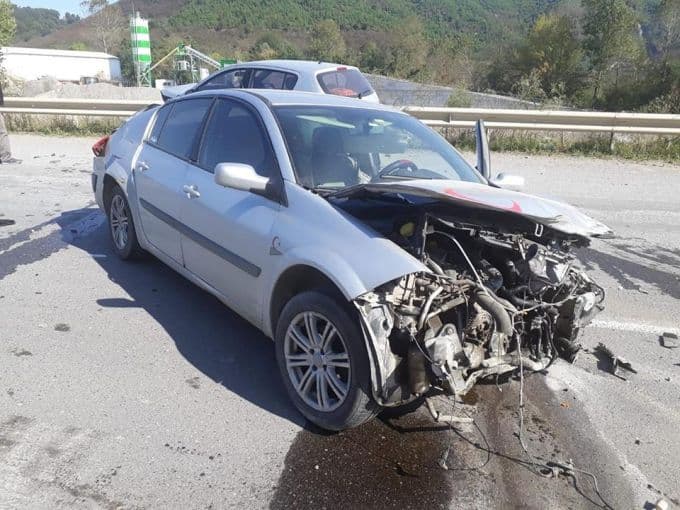Karasu'da iki otomobil çarpıştı: 3 yaralı