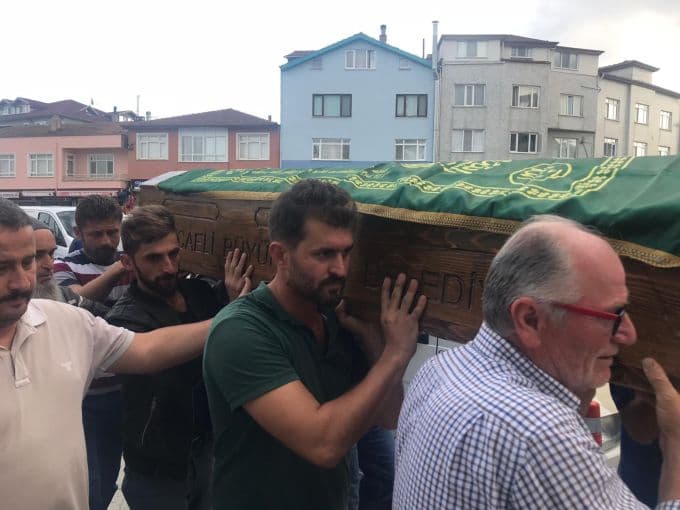 Havuza düşen iki çocuktan biri hayatını kaybetti