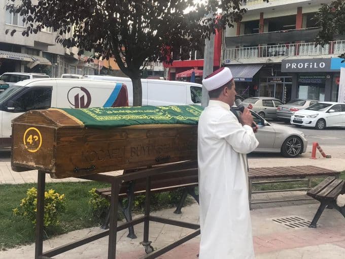 Havuza düşen iki çocuktan biri hayatını kaybetti