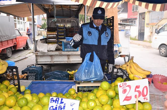 Zabıta ekiplerinden Çarşamba pazarında sıkı denetim 