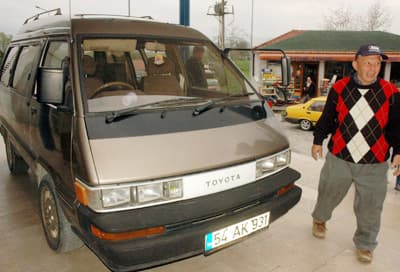 Direksiyonu Sağda Olan Araç, Görenleri Şaşırtıyor