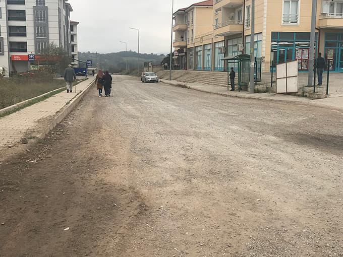 Kamyonlar yolu bozunca, vatandaş yolu kapattı