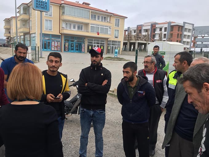 Kamyonlar yolu bozunca, vatandaş yolu kapattı