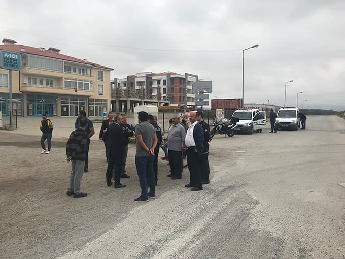 Kamyonlar yolu bozunca, vatandaş yolu kapattı