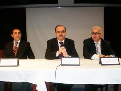 <font size="2"><font face="Arial"><strong>Sakarya, D&uuml;nyada Tek</strong><br /><br />Sakarya &Uuml;niversitesi &Ouml;ğretim G&ouml;revlisi Mesut G&uuml;rdağcık ise, <font color="#333399">Sakarya'yı yeterince tanıyamıyoruz. <strong>D&uuml;nyada Sakarya kadar su &ouml;zellikleri bulunan bir şehir yok. </strong>Sakarya Nehri olsun, Karasu'daki deniz olsun Sapanca G&ouml;l&uuml;, kaplıcalar ve bir s&uuml;r&uuml; su kaynakları b&ouml;lgemizde bulunmakta. Bundan dolayı &ccedil;ok sayıda insan buraya geliyor ancak biz bunun farkında değiliz&quot;</font> dedi. </font></font>